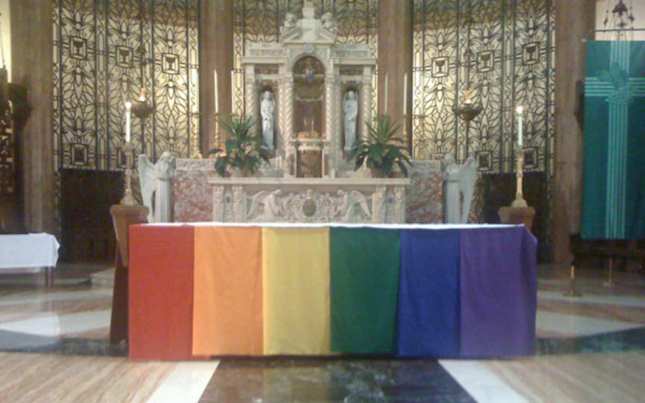 Gay_altar(1)_645_403_55